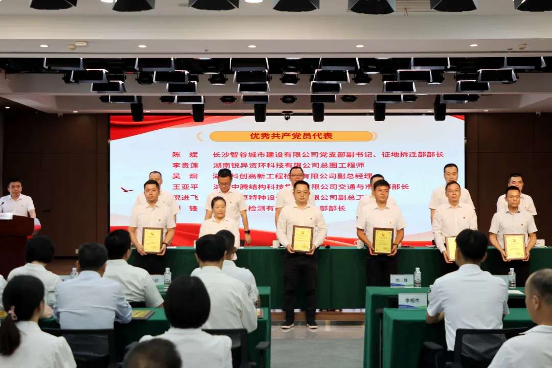 喜報(bào)！中騰科技王亞平同志榮獲岳麓高新區(qū)“優(yōu)秀共產(chǎn)黨員”稱號(hào)